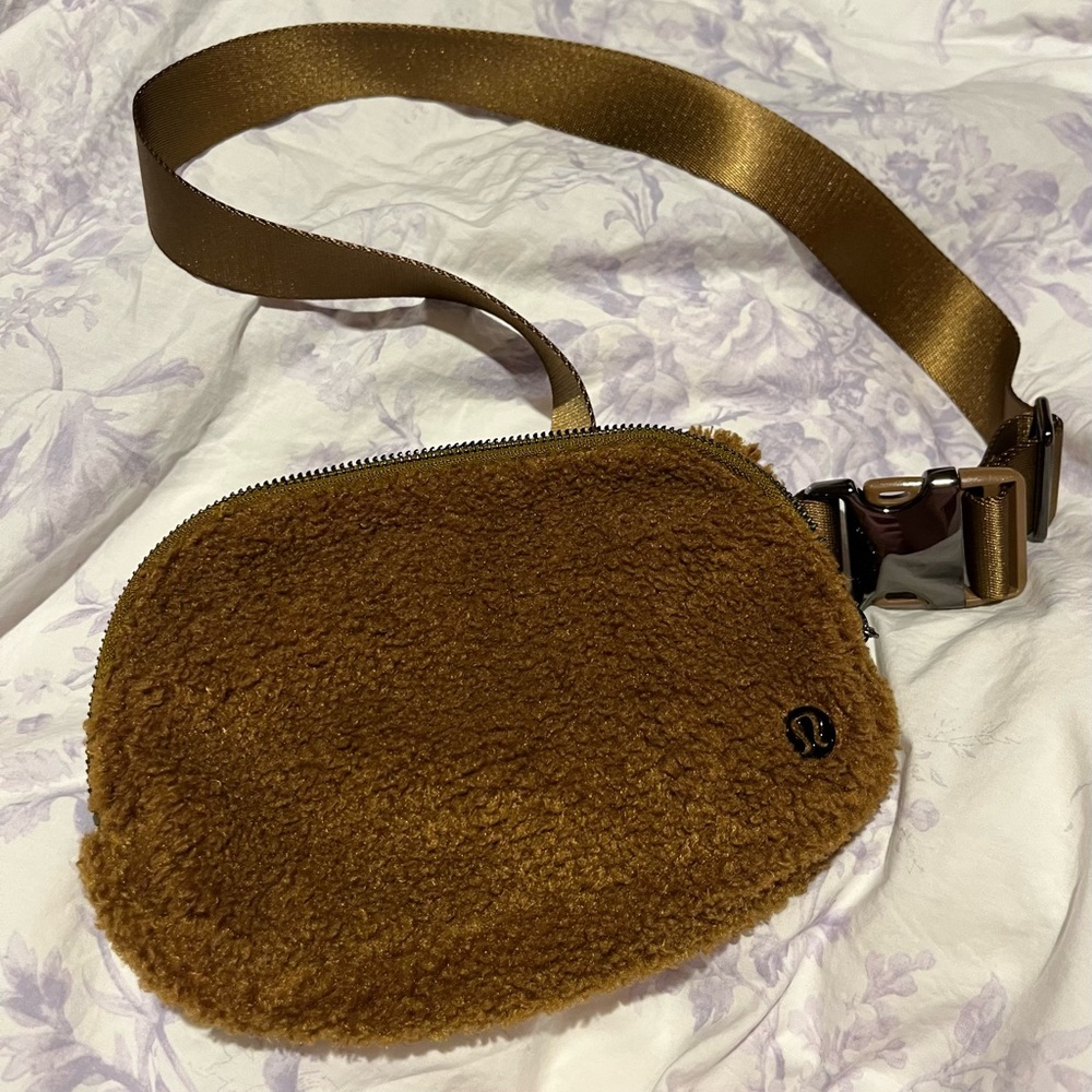 Lululemon Everywhere Fleece belt bag 1L